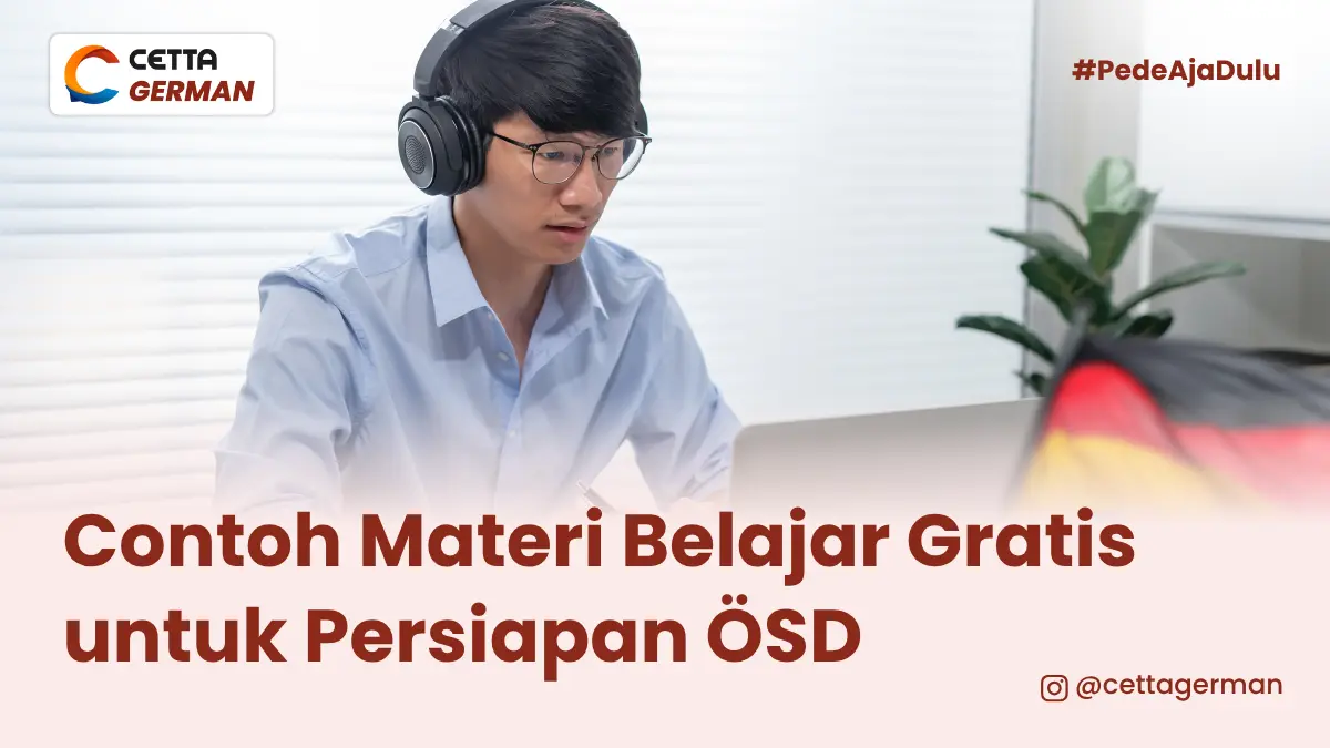 seorang lelaki sedang melnghadap ke laptop sambil mengenakan headphone seperti sedang melakukan pertemuan daring