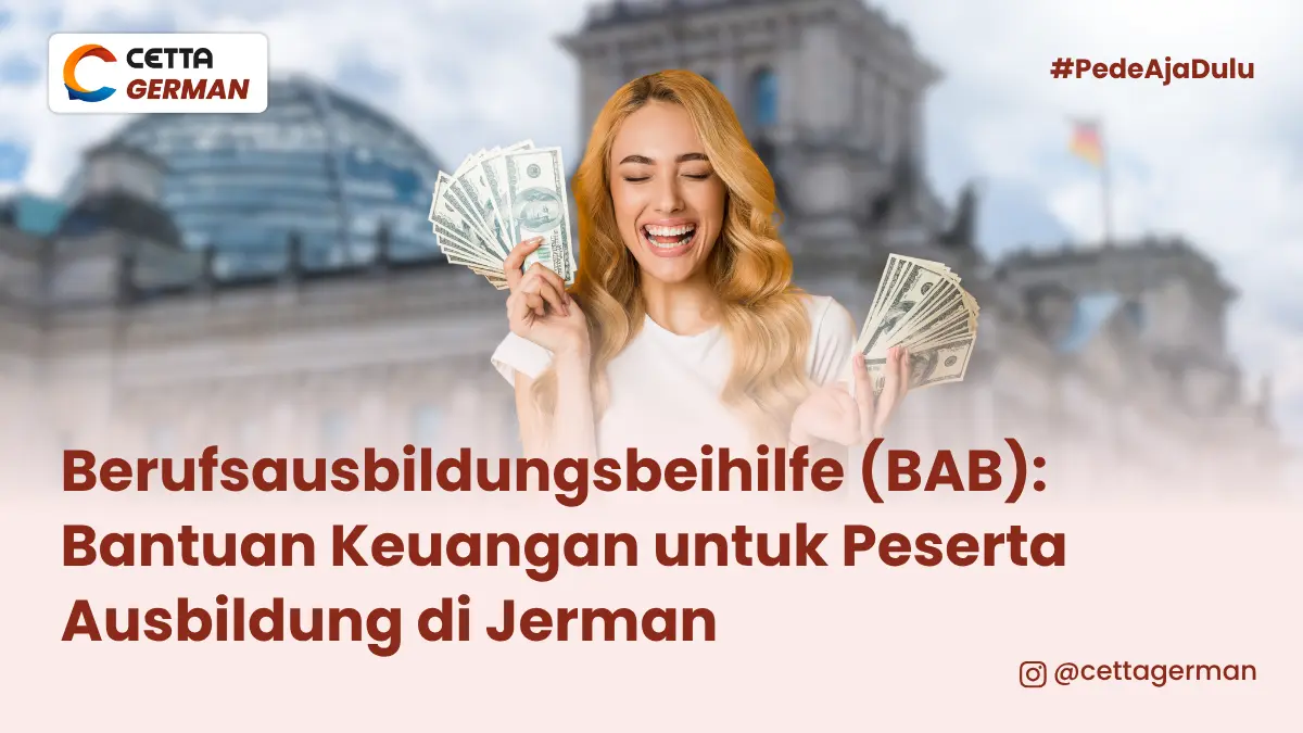 seorang wanita menggenggam uang dengan wajah bahagia